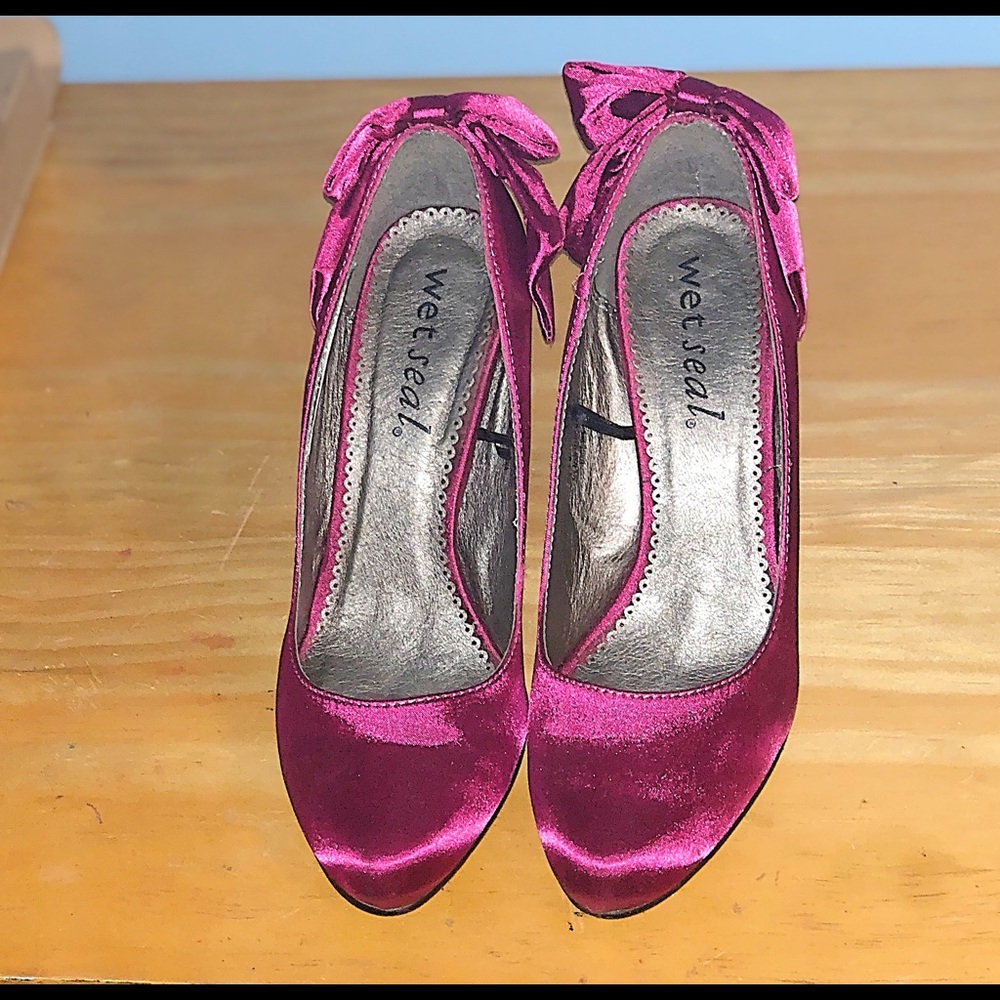 Closed toe bow heels